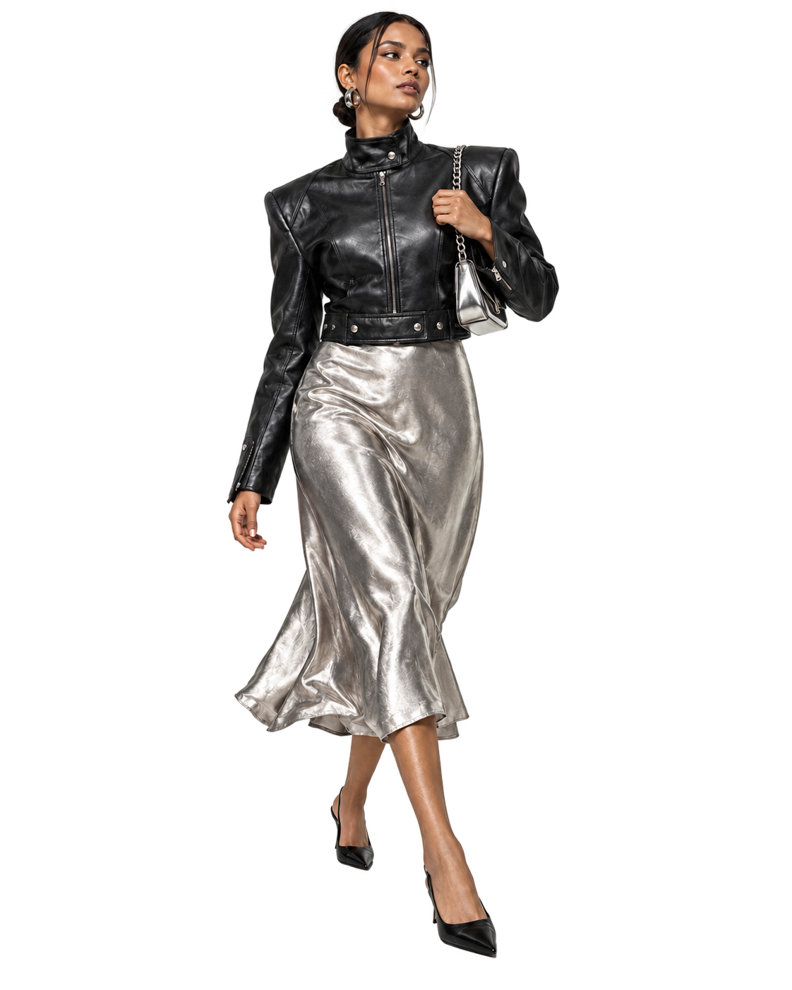 Femme en veste de cuir noire, jupe argentée, escarpins et sac métallisé